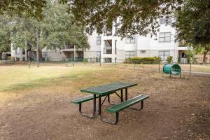 Elegant Riverside Escape DT, UT, Lady Bird