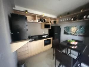 Ritmo Bueno! Super Local com 2 Quartos com ar e varanda Gourmet!!