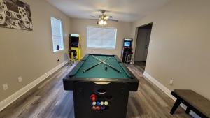 Lakeview New Orleans Townhome w King Bed & Game room
