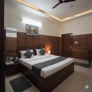 Rainbow Inn - Opp Azadpur Main Mandi, Just Steps from the Metro - A Cozy Spot for Couples !