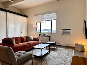 Westown Studio Apt Near Fiserv, Baird, and Theater District