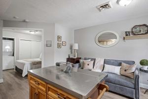 Fully Furnished 1st Floor 1 Bed 1 Bath Condo - Close To Shopping & Hwys North&South