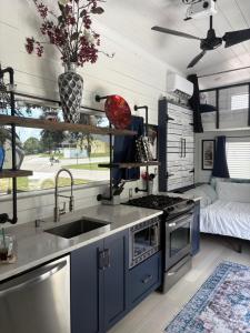 Tiny Hamptons, No Pet Fees, Main Floor Bed!