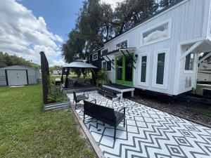 Tiny Hamptons, No Pet Fees, Main Floor Bed!