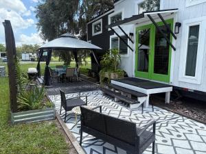 Tiny Hamptons, No Pet Fees, Main Floor Bed!