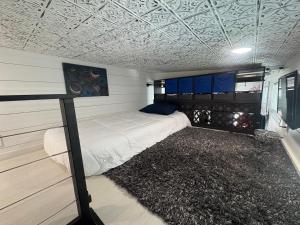 Tiny Hamptons, No Pet Fees, Main Floor Bed!