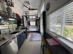 Tiny Hamptons, No Pet Fees, Main Floor Bed!