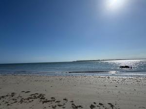 Casa de Praia com Piscina em frente à praia para até 32 pessoas