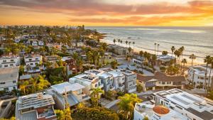 La Jolla Panoramic Ocean Retreat with Rooftop