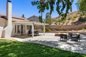 Cozy & Bright Santa Clarita Retreat