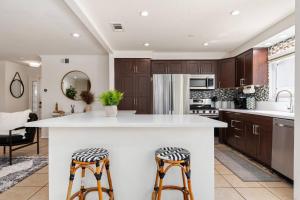 Cozy & Bright Santa Clarita Retreat