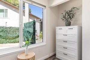 Cozy & Bright Santa Clarita Retreat