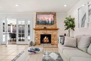 Cozy & Bright Santa Clarita Retreat