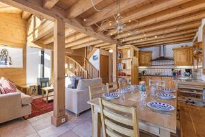 Chalets Bonheur 6BR Sauna Sleeps 10 - Happy Rentals