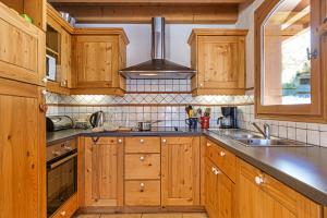 Chalets Bonheur 6BR Sauna Sleeps 10 - Happy Rentals
