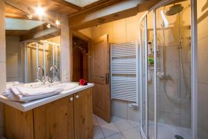 Chalets Bonheur 6BR Sauna Sleeps 10 - Happy Rentals