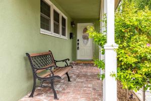 Luxury home w yard + parking