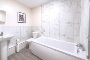 Cardiff 3BR Apartment Contractors Sleeps 8