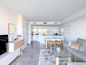 Apartamento frente a la piscina, gran jardín y vistas al mar