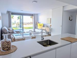 Apartamento frente a la piscina, gran jardín y vistas al mar