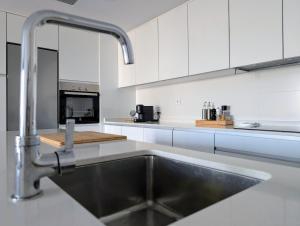 Apartamento frente a la piscina, gran jardín y vistas al mar