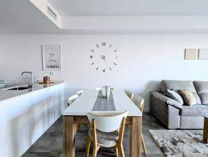 Apartamento frente a la piscina, gran jardín y vistas al mar