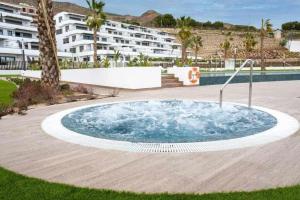 Apartamento frente a la piscina, gran jardín y vistas al mar
