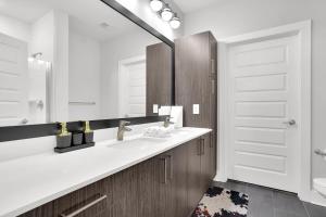 Luxury 2-Bedroom Apartment Near The Battery Atlanta with Pool, Sky Lounge & Free Parking