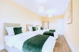 Cardiff Emerald Suite Contractors Sleeps 5