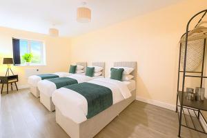 Cardiff Emerald Suite Contractors Sleeps 5