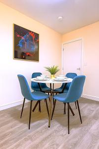 Cardiff Emerald Suite Contractors Sleeps 5