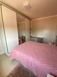 Apto 3 quartos com ar, 2 vagas e próximo a praia