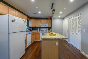 Waterfront Condo, 25ft from riverwalk, Pool & HotTub