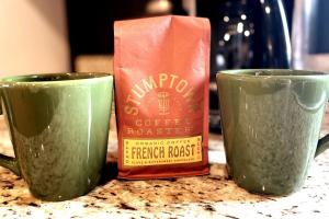 Waterfront Condo, 25ft from riverwalk, Pool & HotTub