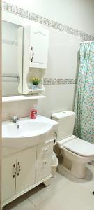 Casa familiar completa con patio grande y estacionamiento en zona tranquila