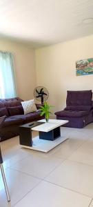 Casa familiar completa con patio grande y estacionamiento en zona tranquila