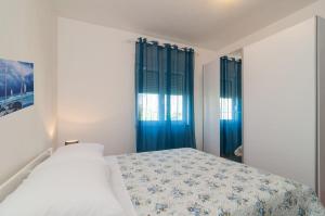 Apartments with parking space Kastel Novi, Kastela - 24745