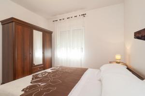 Apartments with parking space Kastel Novi, Kastela - 24745