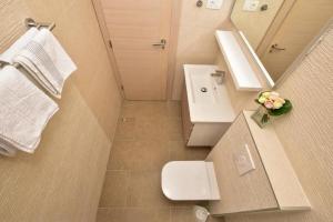 Apartments with parking space Makarska - 24992