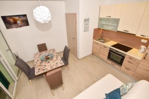 Apartments with parking space Makarska - 24992