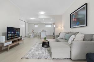 26E ABNB-Style 3BR with 2 Free Parking, Walk to Chinatown burwood