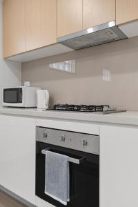 26E ABNB-Style 3BR with 2 Free Parking, Walk to Chinatown burwood