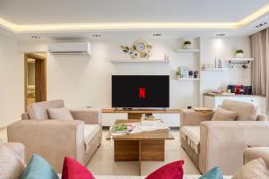 Luxurious 3br Hotel Apt in Sheikh Zayed with Pool and Gym access