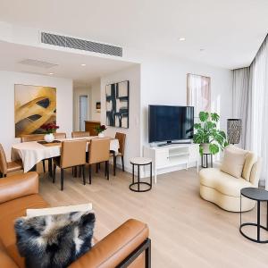 Skyline Executive 2BR Suite Level 66 Corporate-Ready Next to Ritz