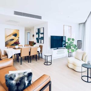 Skyline Executive 2BR Suite Level 66 Corporate-Ready Next to Ritz