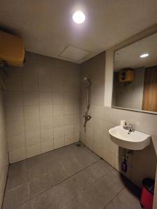 Modern Cozy 2BR Pool View by Navastay Bogor Icon