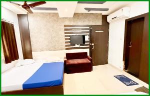 Mahakaleshwar jyotilinga Temple Dwarika - Dhish Premium near Railway station, Fully Air conditioned Rooms -wifi- Lift and Restaurant Facilities, BEST HOTEL IN UJJAIN