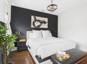 King Bed with Chefs Kitchen and Free Parking - Pets OK