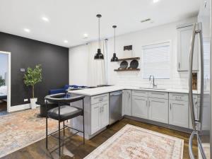 King Bed with Chefs Kitchen and Free Parking - Pets OK