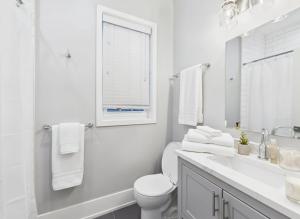 King Bed with Chefs Kitchen and Free Parking - Pets OK